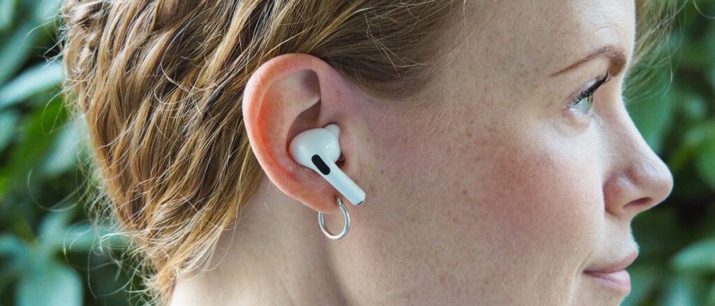 Airpods-v-usesu-audio-bm-slusni-aparati